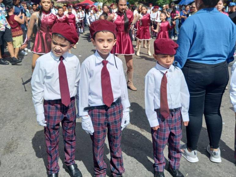 Bandas, pelotones y cadetes también brillaron en desfiles patrios de educación básica