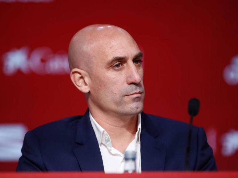 Beso a jugadora, gestos obscenos, acuerdos con Piqué y cobro de comisiones: los escándalos de Luis Rubiales