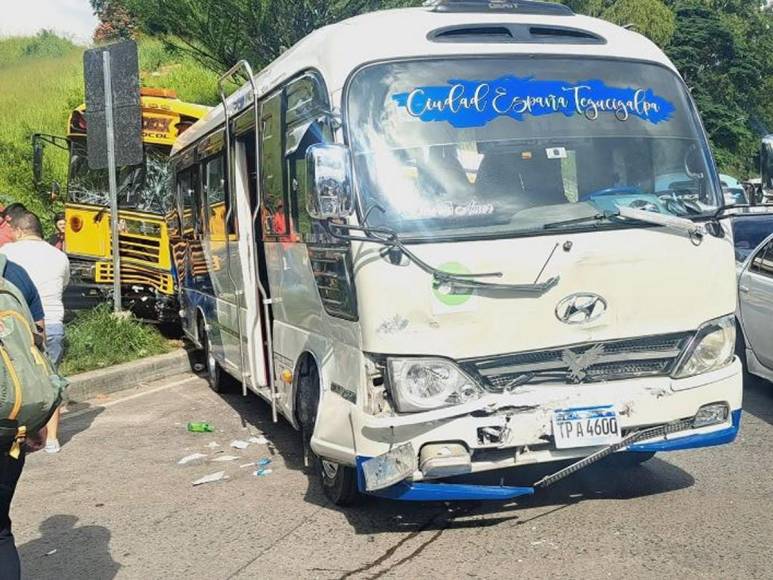 Varios heridos y vehículos dañados tras colisión de bus con simpatizantes de Libre