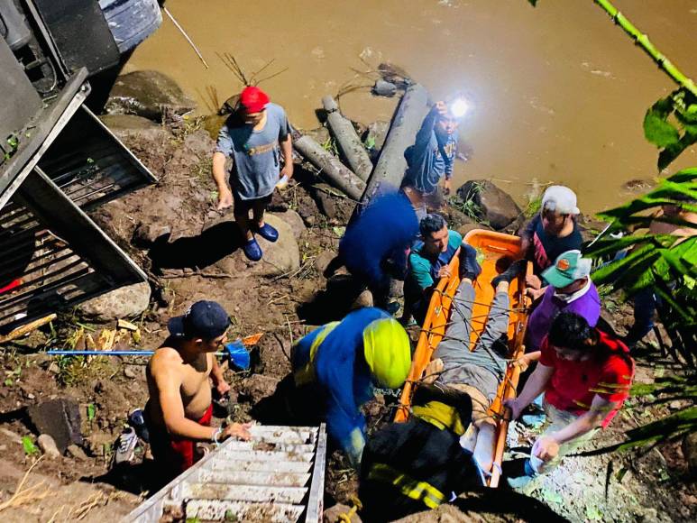 Así fue el rescate de los migrantes atrapados en bus que cayó a un río en Copán