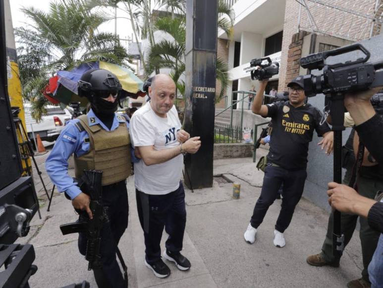 Así fueron trasladados a Juzgados los dos detenidos por caso de camiones de Bomberos