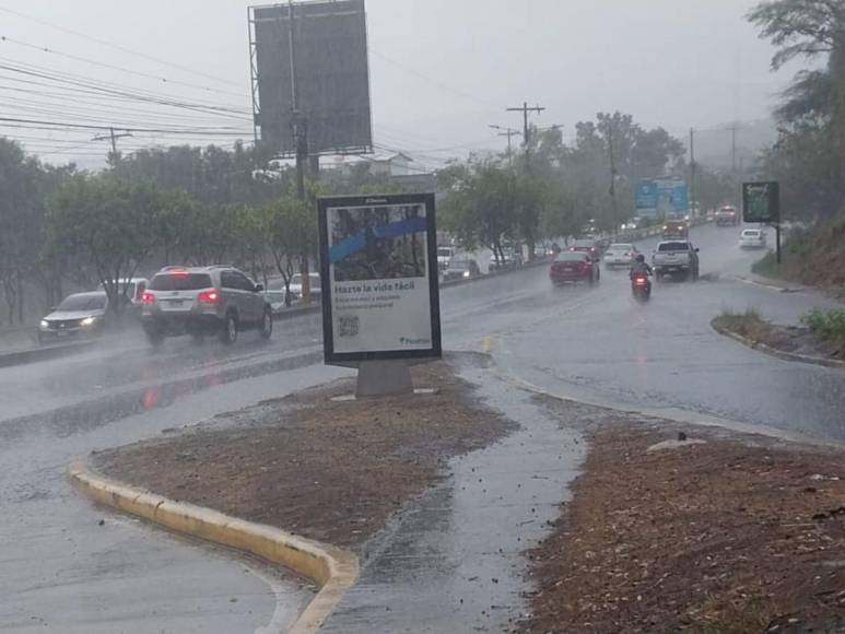 Inundaciones y congestionamiento vial por lluvia en la capital