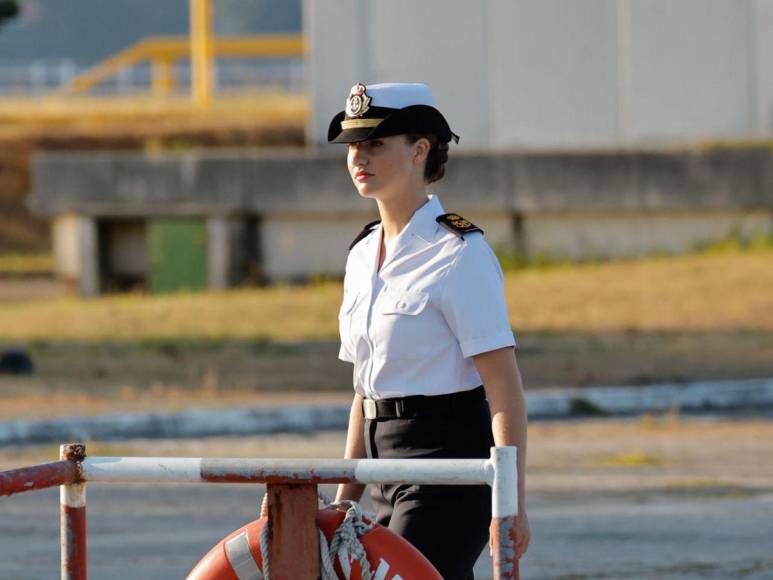 Primeras fotos de la princesa Leonor en la Escuela Naval de Marín en España