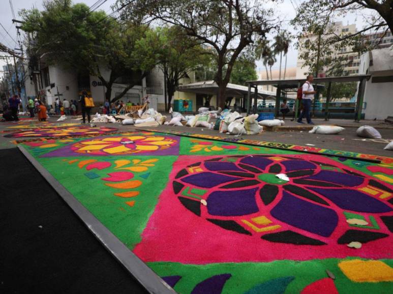 Fe y tradición: coloridas alfombras adornan Tegucigalpa este Viernes Santo