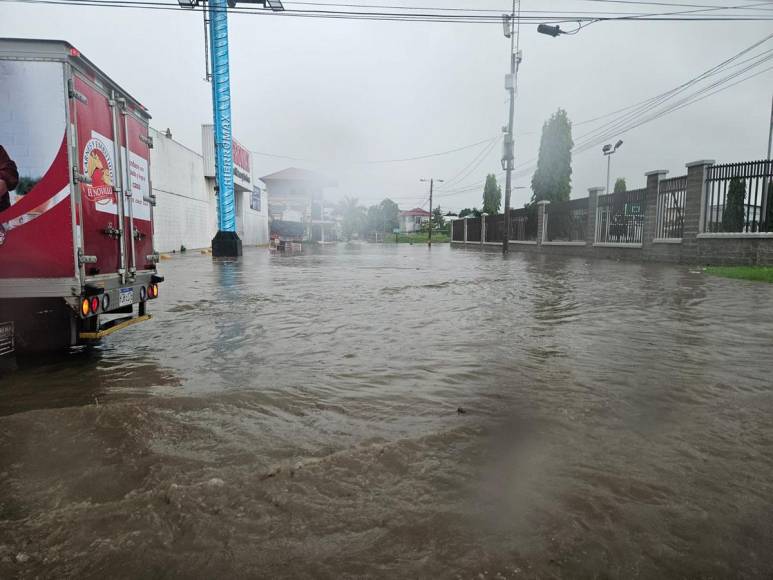 Lluvias por frente frío dejan calles inundadas en el norte de Honduras