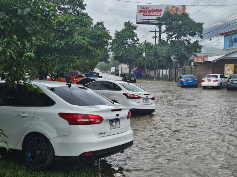 Lluvias por frente frío dejan calles inundadas en el norte de Honduras