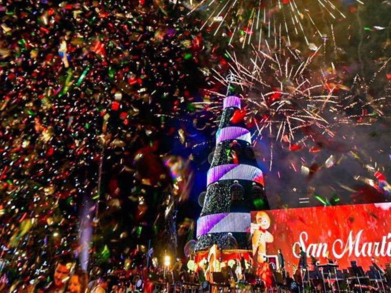 El Salvador enciende árbol navideño gigante iniciando temporada navideña