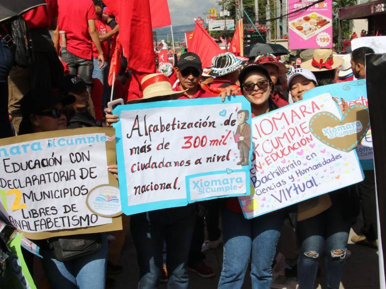 “Xiomara no está sola”, simpatizantes de Libre exclaman frente a Casa Presidencial