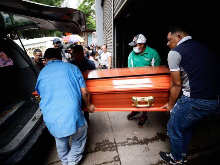 Familiares enfrentan el dolor en las afueras de la morgue tras la matanza en PNFAS