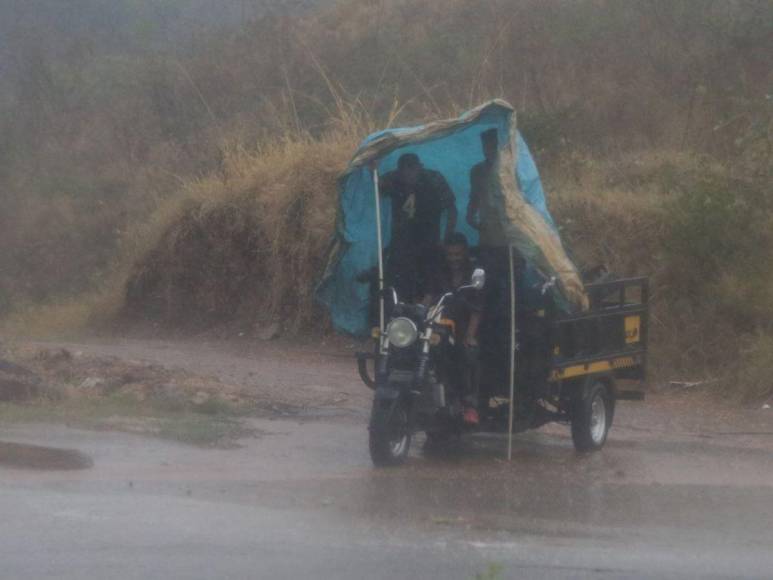 Imágenes: fuerte lluvia aplaca el calor en la capital este domingo