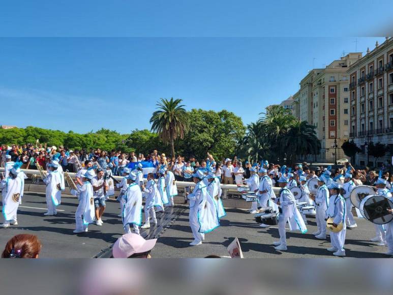 Hondureños conmemoran 202 años de independencia con desfile en Valencia, España