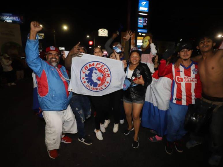 Aficionados del Olimpia celebran la conquista de la 37 en la capital