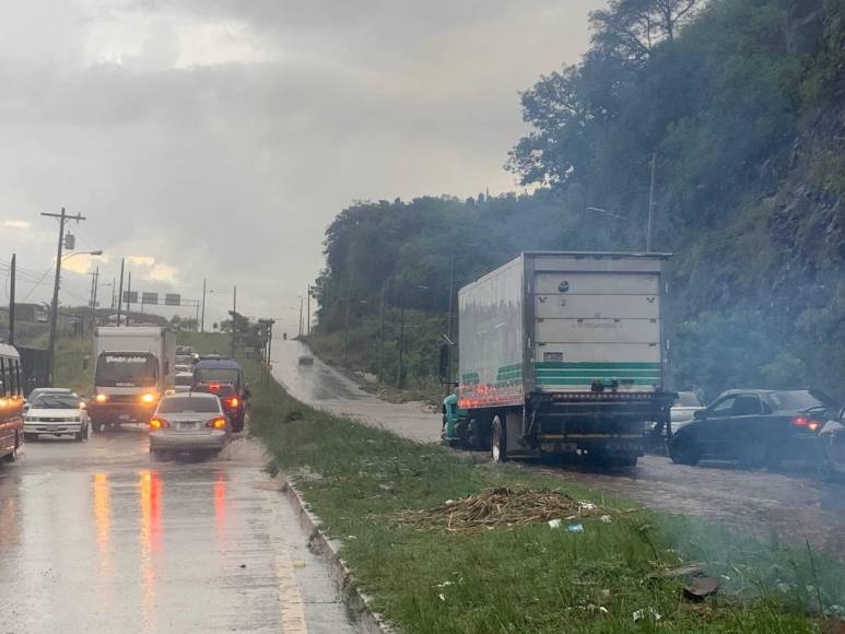 Calles inundadas y tráfico vehicular tras fuerte lluvia en Tegucigalpa