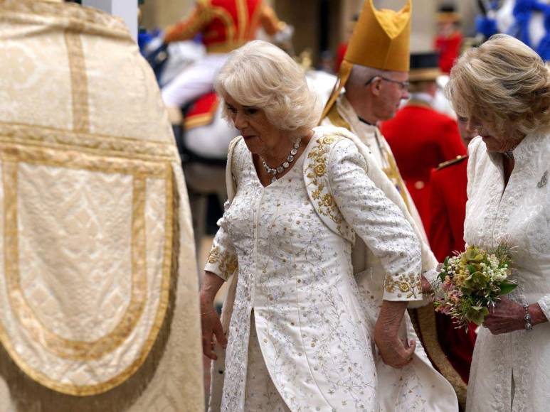 ¿Un guiño a la princesa Diana?: el atuendo de la reina Camila en su coronación