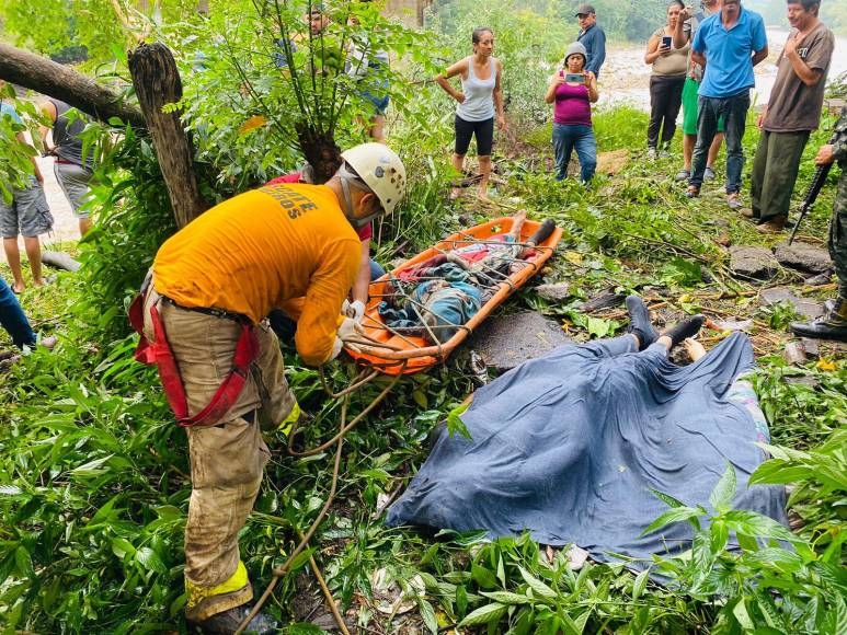 Así fue el rescate de los migrantes atrapados en bus que cayó a un río en Copán