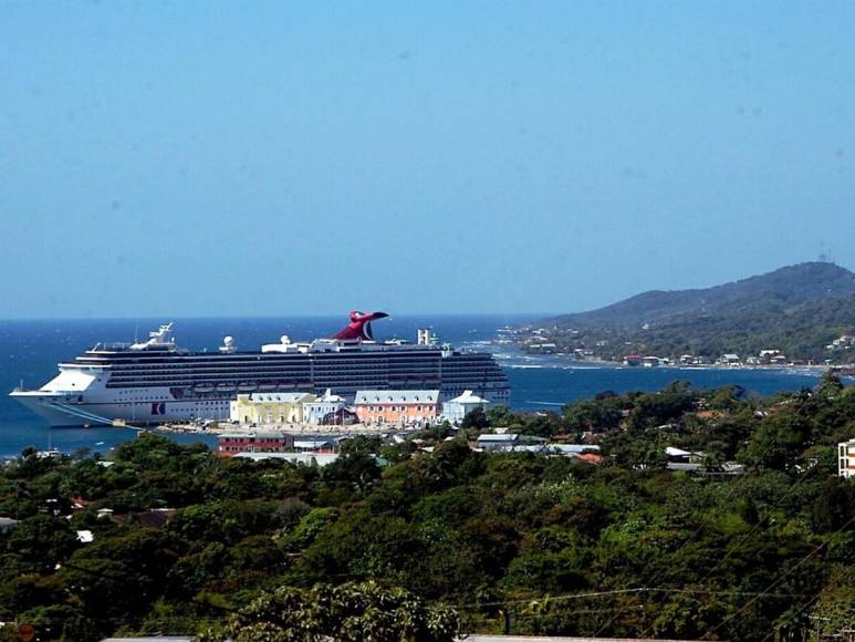 Aguas cristalinas, corales y belleza natural: así es Roatán, uno de los mejores destinos de 2023