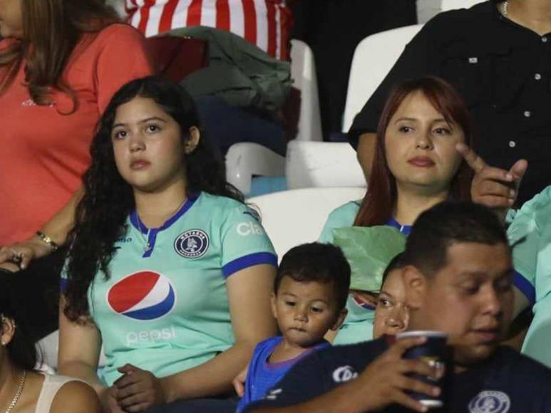 Las bellas aficionadas que roban suspiros previo al clásico Olimpia vs Motagua