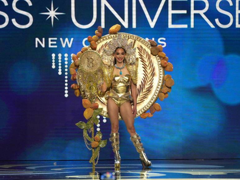 Patriotismo y elegancia en el desfile del traje típico de las candidatas al Miss Universo 2022