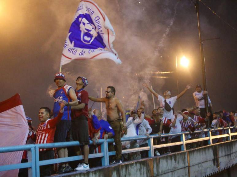 Espectacular llegada de la Ultra Fiel para el clásico Olimpia vs Motagua