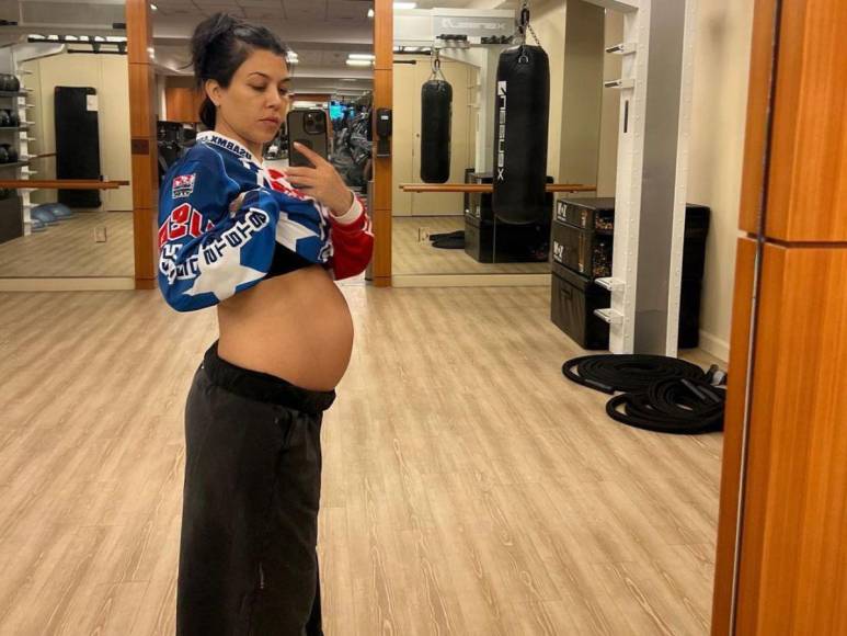 Las sensuales fotos de Kourtney Kardashian presumiendo su embarazo a sus 44 años