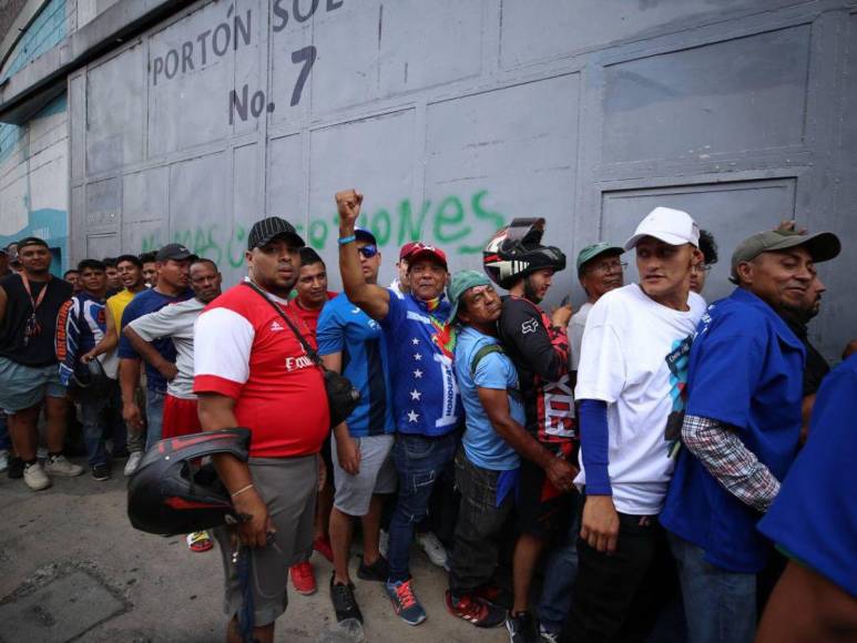 Empujones, gritos y desorden: caos genera compra de boletos para final Olimpia contra Olancho FC en el Estadio Nacional