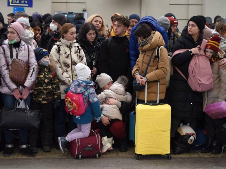 Ucranianos cansados y emocionados llegan en tren a Berlín tras escapar de la guerra