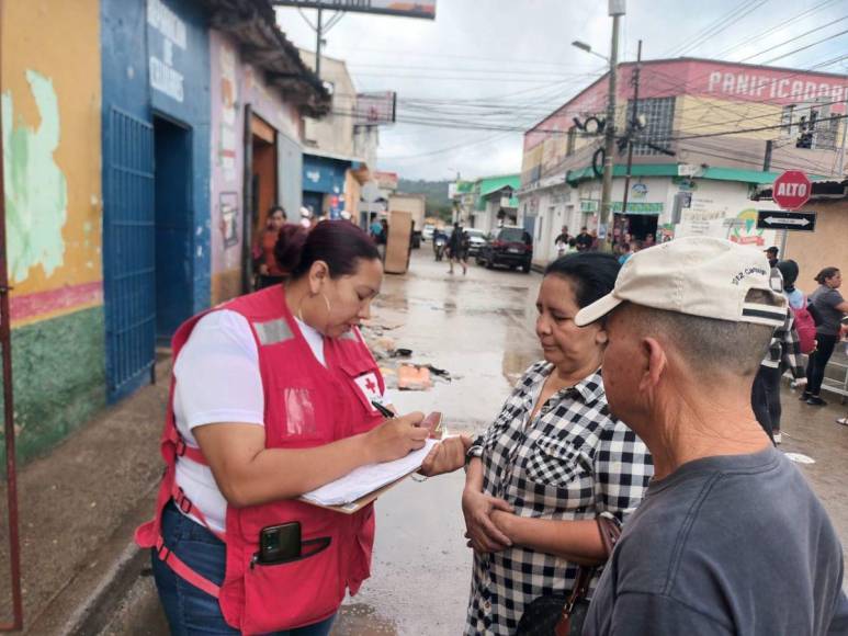 Imágenes del incendio que consumió más de 10 locales en Intibucá