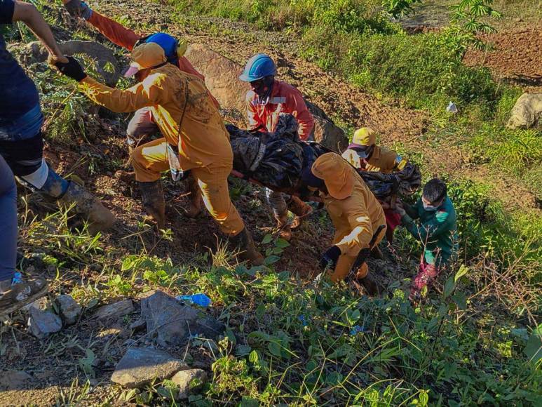 Las imágenes tras el alud de tierra que ya suma 33 muertos en Colombia