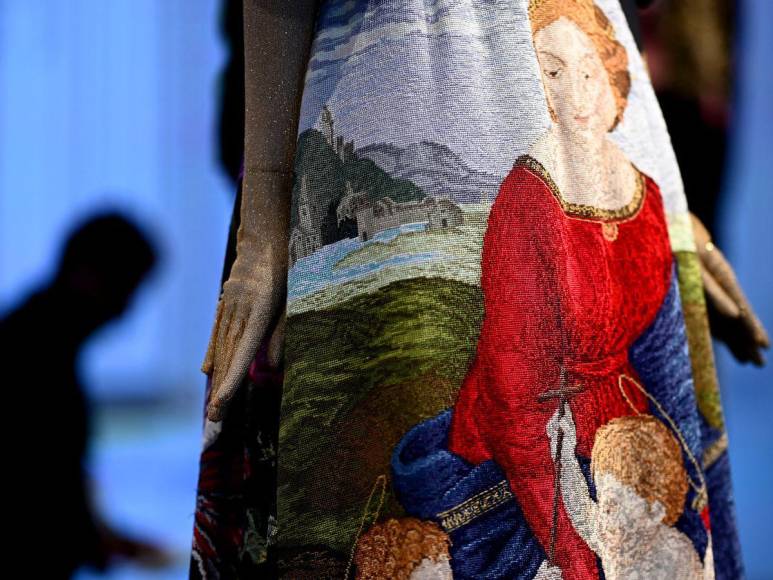 Dolce &amp; Gabbana rinde un homenaje a la artesanía italiana en Milán