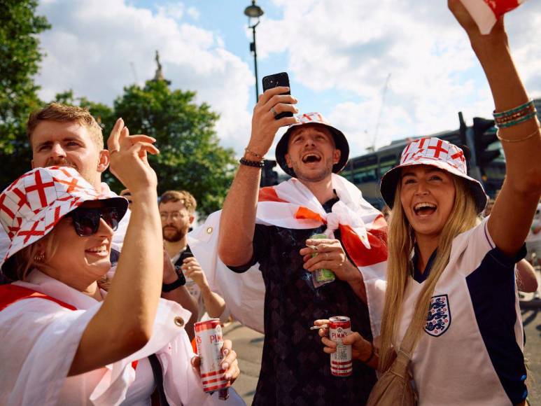 España vs Inglaterra: bellas aficionadas engalanan la final de la Euro 2024