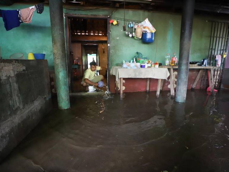 Rodeados de agua permanecen pobladores de Valle, tras paso de Pilar