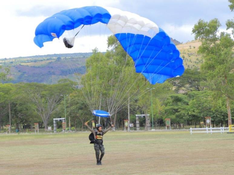 Ella es la subteniente Nicole Salgado, la paracaidista que brillará en los cielos este 15 de septiembre