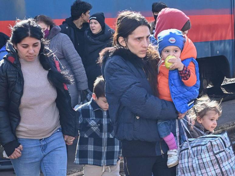 Ucranianos cansados y emocionados llegan en tren a Berlín tras escapar de la guerra