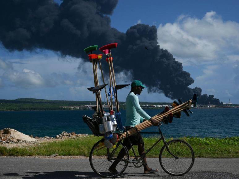 Las impactantes imágenes del pavoroso incendio tras el impacto de un rayo en Cuba