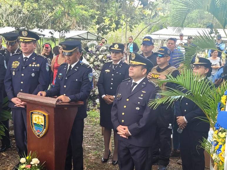 Soñaba con su título universitario: Dan último adiós a policía