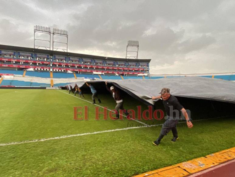 Pocos aficionados y protección ante la lluvia: Así luce el Olímpico previo al Honduras-Canadá