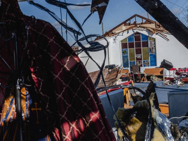 Destrozos que dejó un violento tornado en Tennessee; hay seis muertos