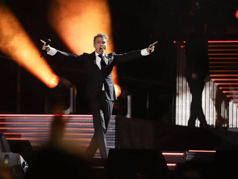 Luis Miguel enamoró a su público con espectacular show sobre el escenario