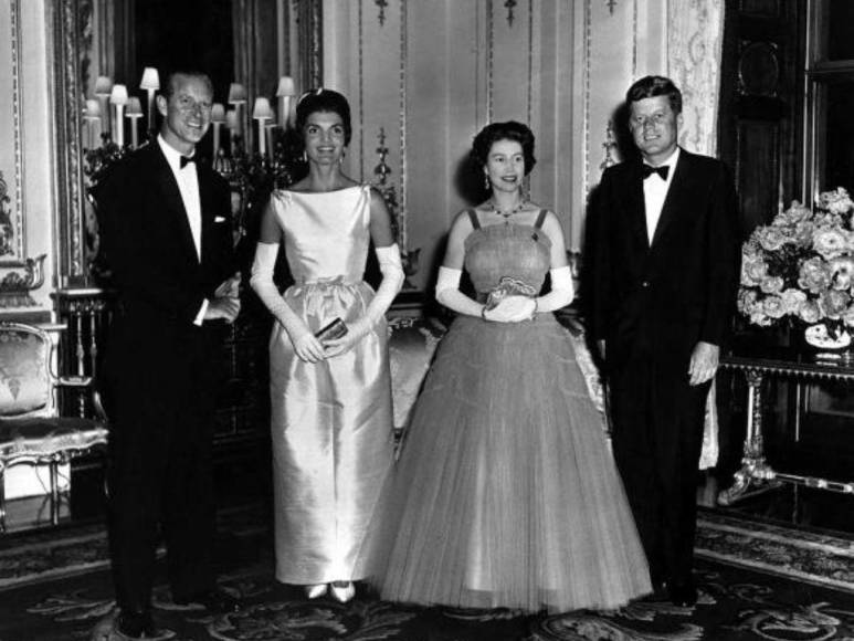 ¿Cuáles eran las funciones de la reina Isabel II en el trono británico?