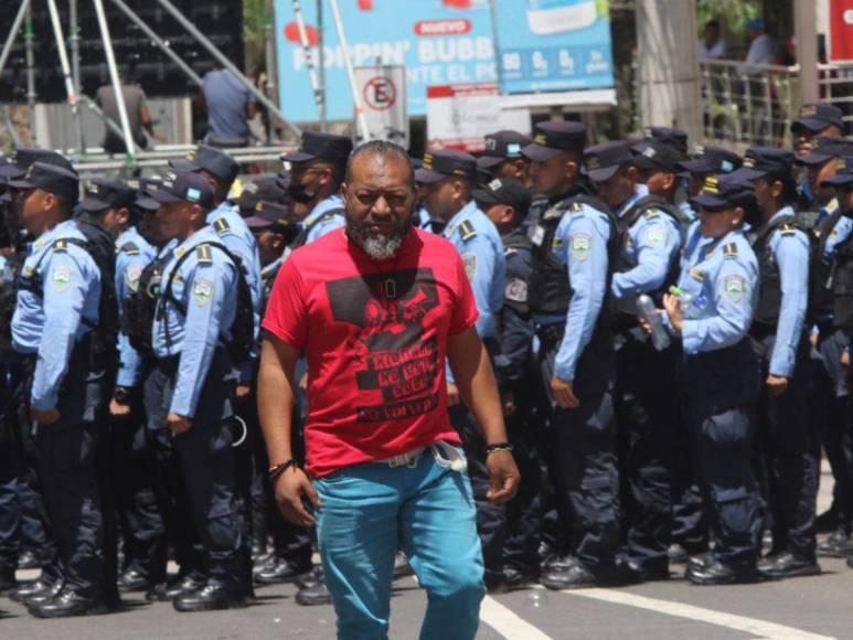 Manifestantes comienzan a congregarse en el bulevar Juan Pablo II listos para marchar hacia el CN