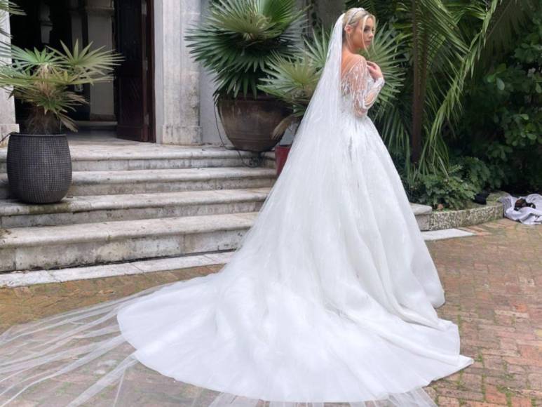 Los tres vestidos de novia que lució Lele Pons en su boda con Guaynaa