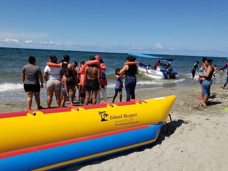 Sol y arena: así despiden hondureños el Feriado Morazánico en playas de Tela