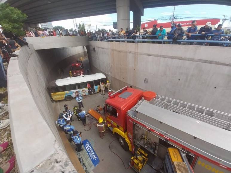 Las 15 imágenes más impactantes del accidente de bus rapidito en bulevar Suyapa