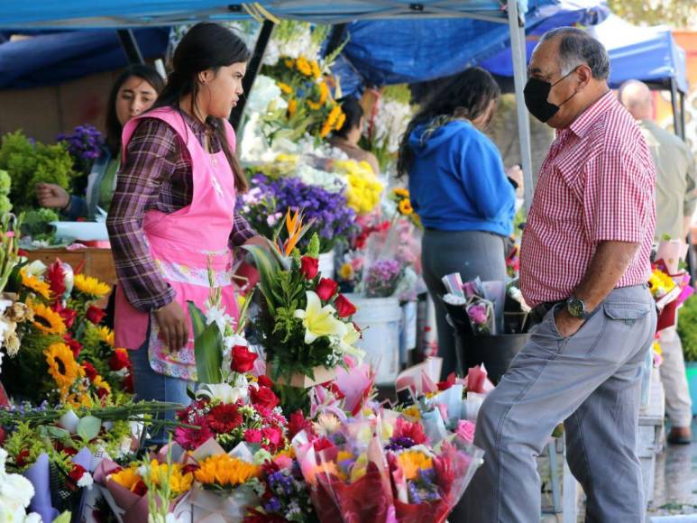 Flores, chocolates y peluches: calles de Tegucigalpa se llenan de detalles previo al Día de San Valentín