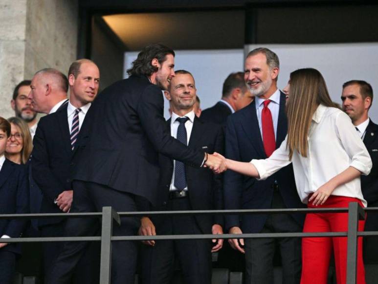 El encuentro entre el rey Felipe VI y el príncipe William en final de la Eurocopa