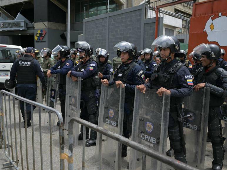 Militarizado el CNE tras disturbios en Venezuela por reelección de Maduro