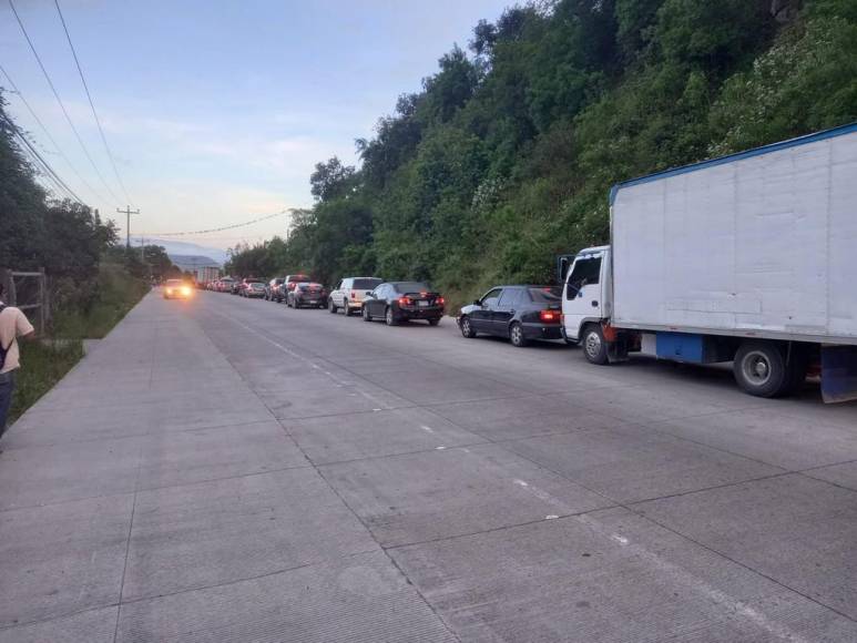 Cientos de capitalinos caminaron dos horas por toma en salida al sur de la capital