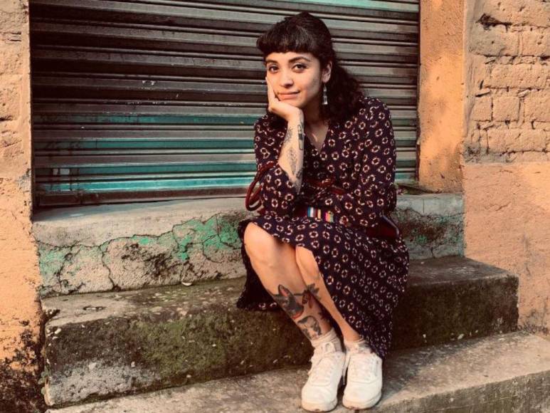 Sin su padre y sumergida en la pobreza, así fue la dura infancia de Mon Laferte