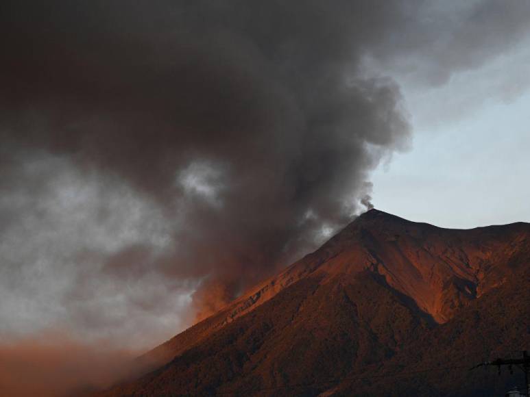 Nubes de alta temperatura y cenizas dispersas: Efectos de la erupción del volcán de Fuego en Guatemala