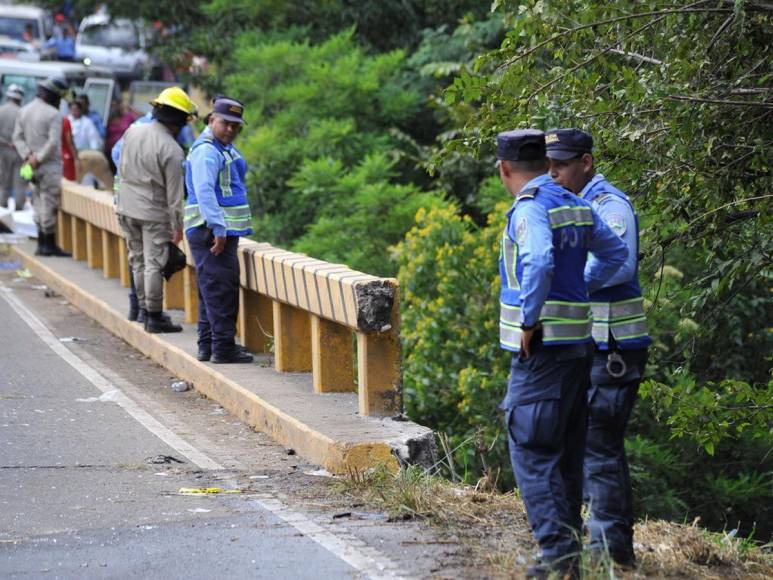 Destrozos y luto: la zona cero del trágico accidente en carretera a Olancho